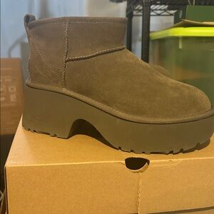 NWT UGG
Classic Ultra Mini New Heights in Hickory 9